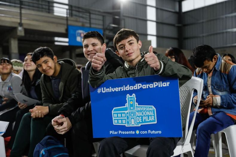 En el Parlamento Juvenil del Mercosur, Federico Achával insistió en la importancia de la creación de la Universidad Nacional de Pilar. 