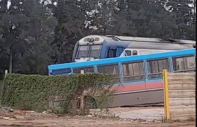 COLECTIVO EN LAS VÍAS. El interno de la línea 510 quedó encajado a metros del paso del ferrocarril San Martín. 