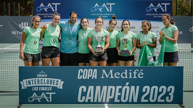 El equipo femenino de Ferro Carril Oeste posan con las copas y las medallas tras consagrarse en Pilar.