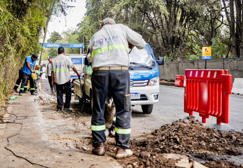 OBRAS PÚBLICAS. Los equipos municipales trabajan en el acceso a Manuel Alberti.