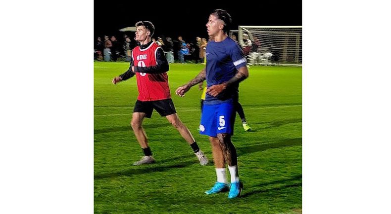 Facundo Ramos y Enzo Fernández, durante el partido en Pilar.