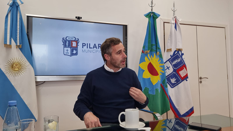 EN CAMPAÑA. Federico Achával apunta al contacto directo con los vecinos.