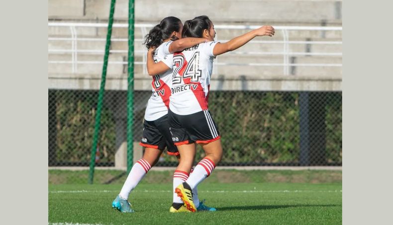 FESTEJO. Abrazos para Bel&eacute;n (24) al abrir el marcador para River Plate.