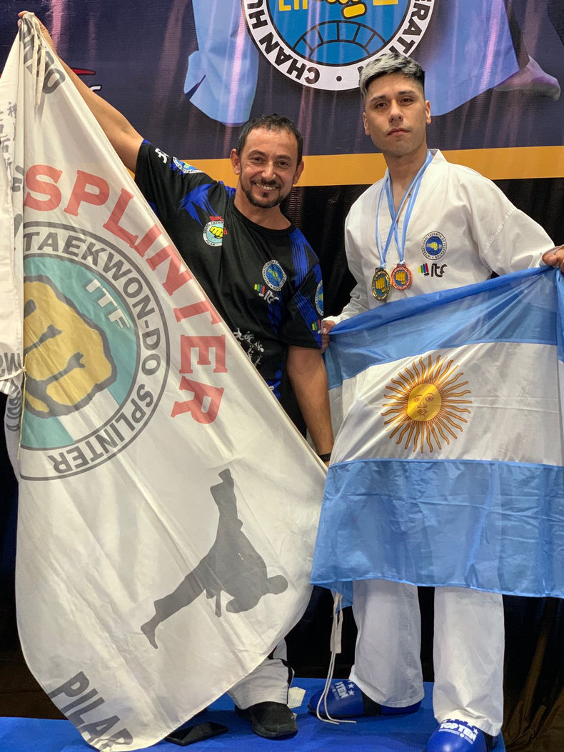 OTRO CAMPEÓN. Rivarola junto a su alumno, Pablo Rojas, que se coronó en Lucha y fue bronce en Formas.