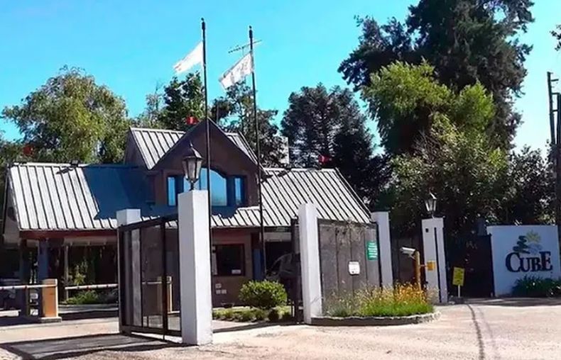 La escuela est&aacute; ubicada dentro del country CUBE.