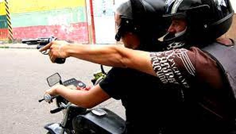 El ataque de motochorros ocurrió en la calle Las Araucarias, en las inmediaciones del Hospital Austral.