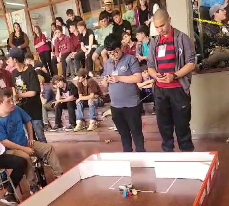 La robótica gana terreno en escuelas de Pilar.