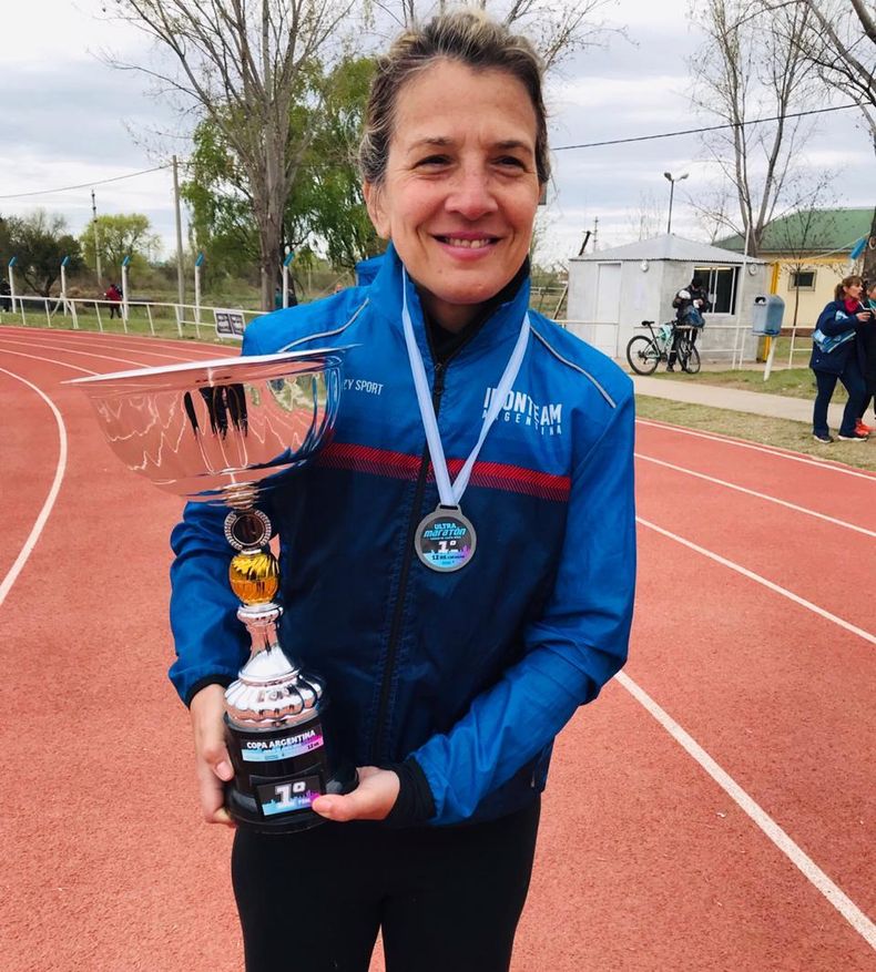 Mariana Allende con la Copa Argentina.