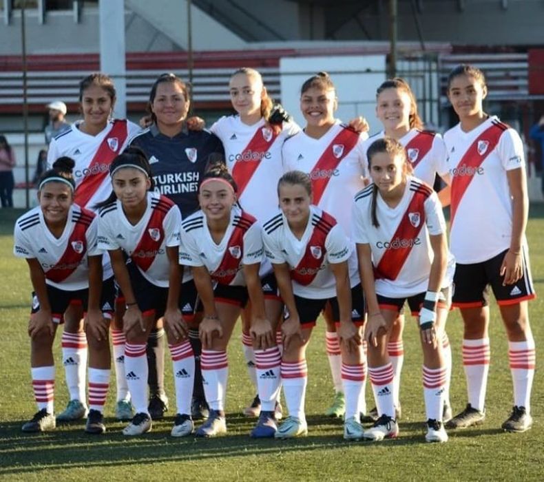 Delfina (primera de arriba, a la izquierda) junto a sus compa&ntilde;eras de River Plate.