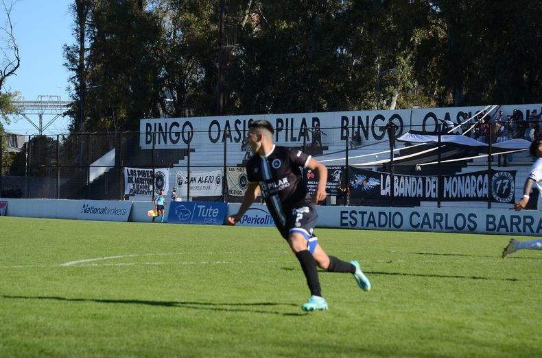 Hern&aacute;ndez corre al banco gritando el gol del triunfo ante Claypole.