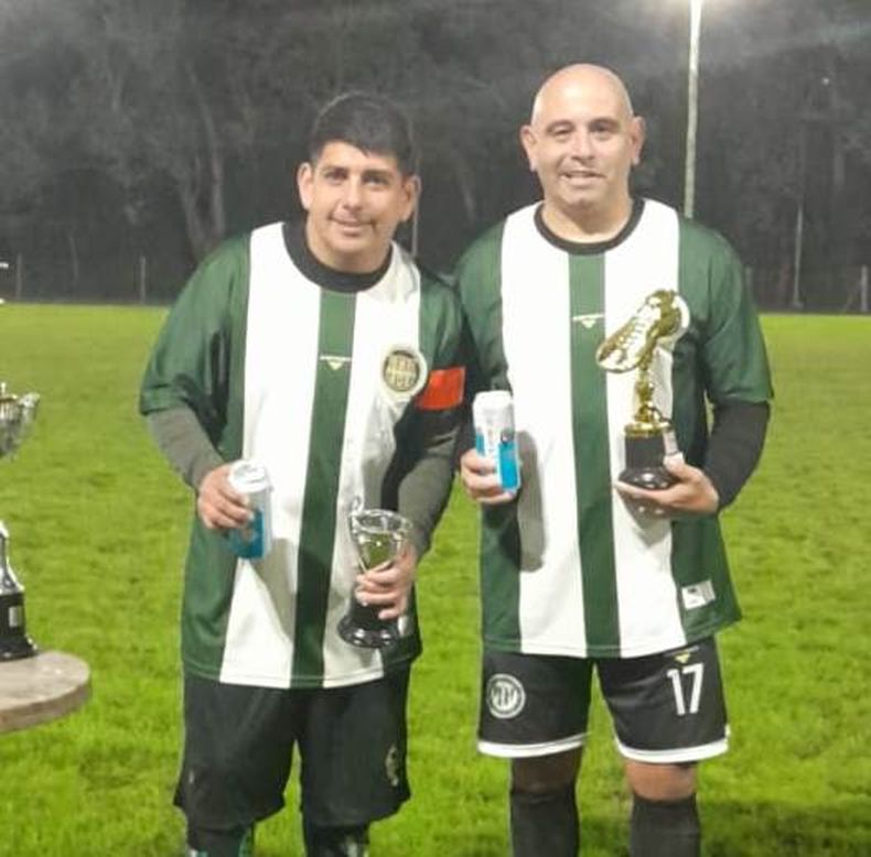 GALARDONADOS. Darío Giménez (mejor jugador del torneo) y Luis Apolonio (mejor jugador del partido) con sus trofeos.