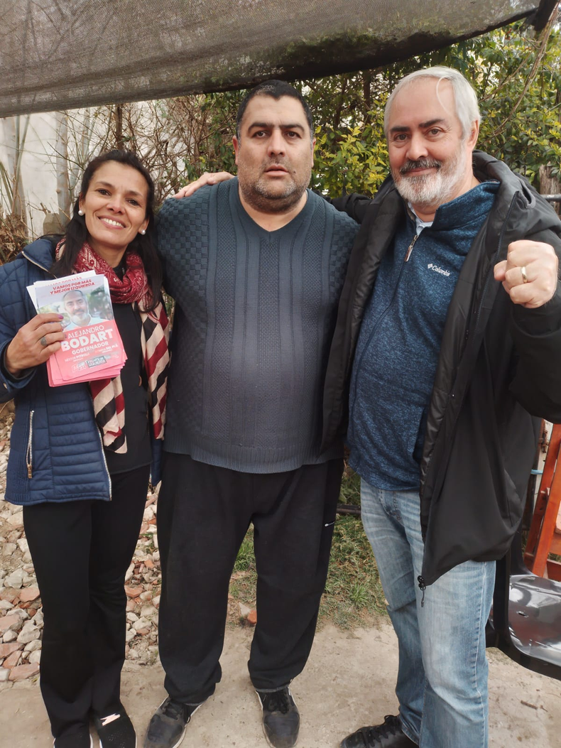 SONRISAS. Espasa (izquierda) dedicó parte del día de su cumpleaños a la campaña.