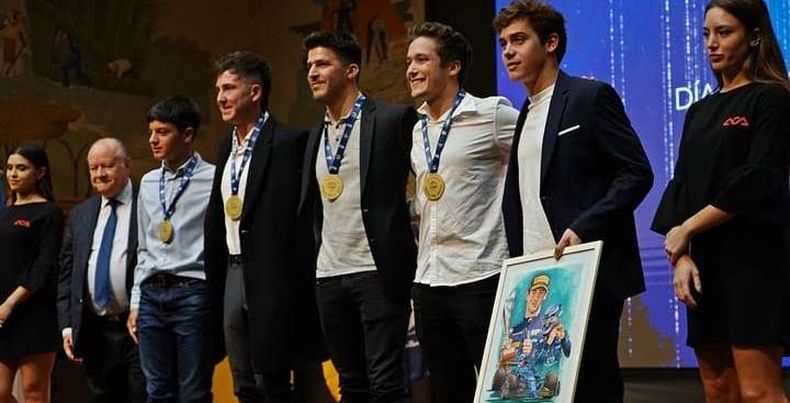 GALARDONADOS. Mat&iacute;as Rossi (3&ordm; con medalla) y Franco Colapinto (cuadro) con sus reconocimientos en los premios Fangio.