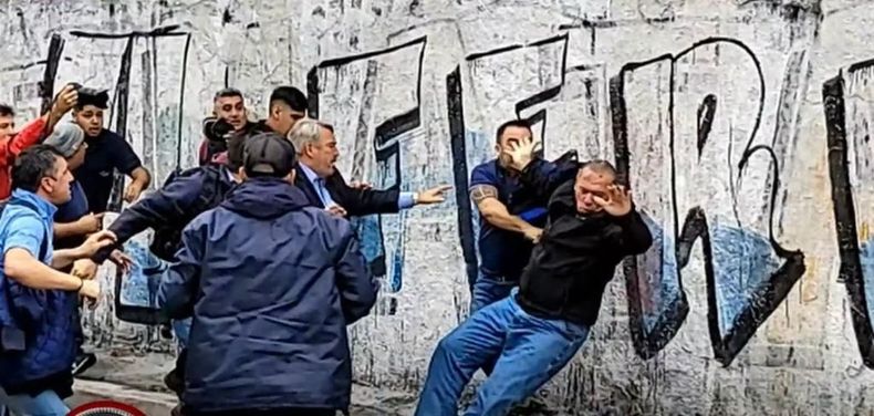 Tras el crimen del colectivero, Berni recibe un golpe y D&acute;Onofrio intenta socorrerlo.