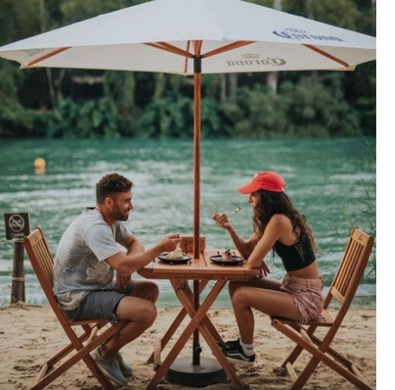 GASTRONOM&Iacute;A Y M&Aacute;S. Una mesa en la arena, al lado de la laguna, en Sharewood.&nbsp;