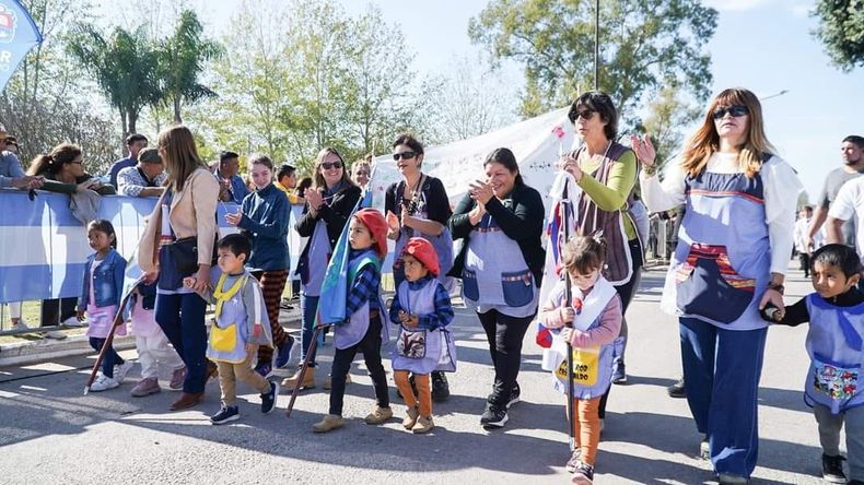Abanderaditos. El domingo, la localidad de Fátima celebró sus Fiestas Patronales y no faltaron los representantes escolares de todos los niveles, incluyendo Inicial.