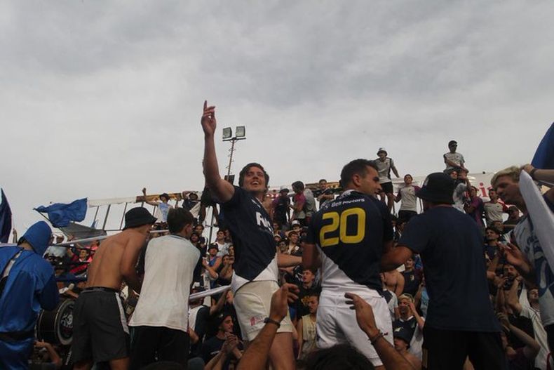 TRIBUNA. Locura en Champagnat tras el ascenso al URBA Top 12.