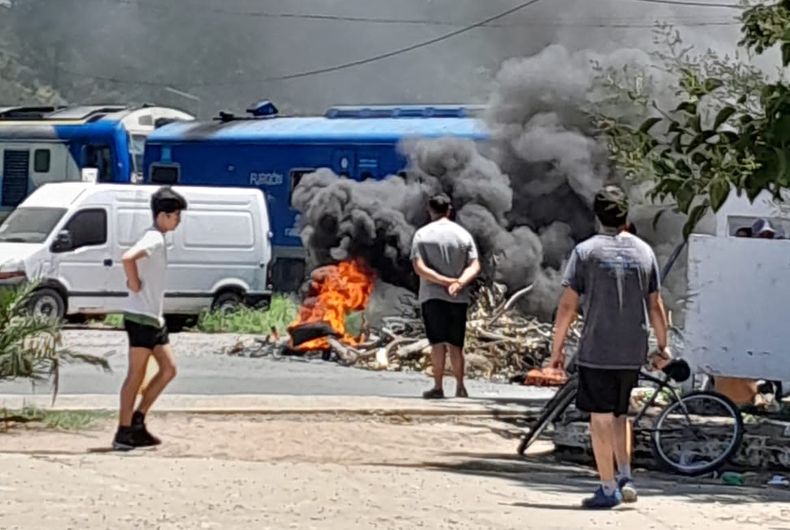 Vecinos de Derqui cortaron en el paso a nivel de Avenida de Mayo.