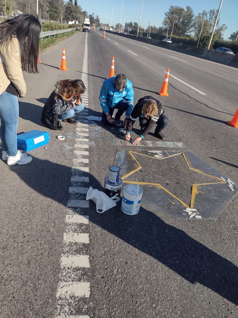 Familiares de Navarro pintan la estrella amarilla.