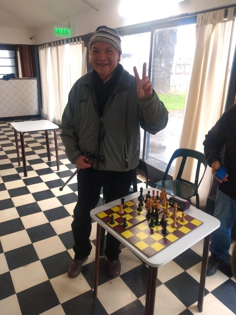 VICTORIA. H&eacute;ctor Facino festeja su clasificaci&oacute;n en Ajedrez.