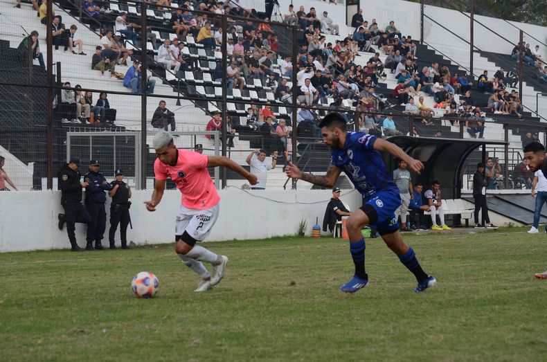 Rodrigo Hernández intenta desbordar a su marcador. 