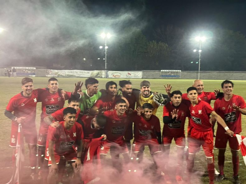 NIEBLA. Los jugadores de Atlético festejan la victoria con la hinchada.