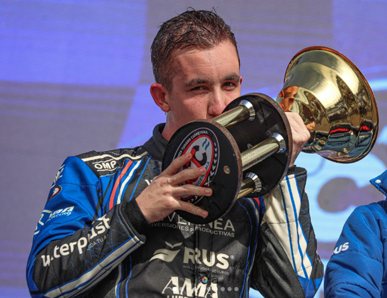 COPADO. Santilli besa el trofeo tras lograr su primer 2&ordm; puesto en la categor&iacute;a.