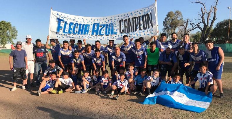 DOBLE FESTEJO. La Primera de Flecha Azul celebró su goleada ante Matheu y el título de la categoría 2012 en la Escobarense.