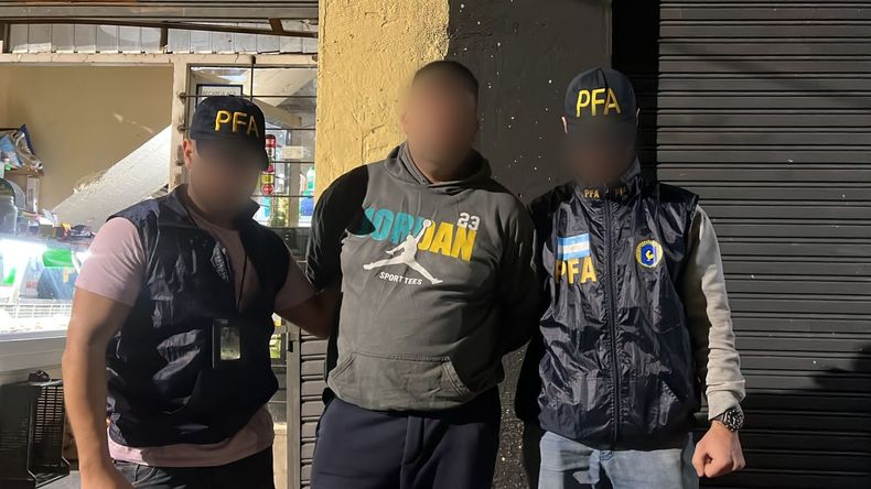 El hombre y su pareja fueron detenidos en Pilar, caminando por Villa Verde.