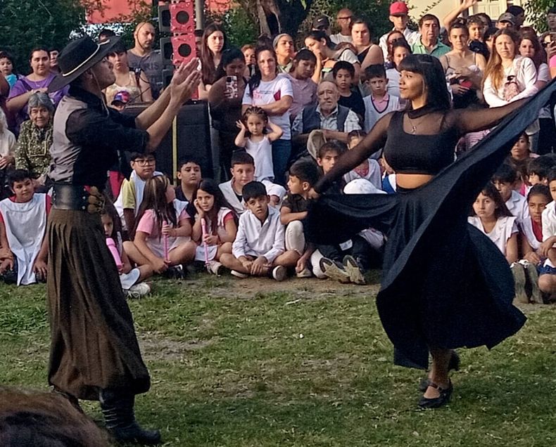 Zelaya abraz&oacute; a la Escuela 12 con un gran festejo art&iacute;stico.