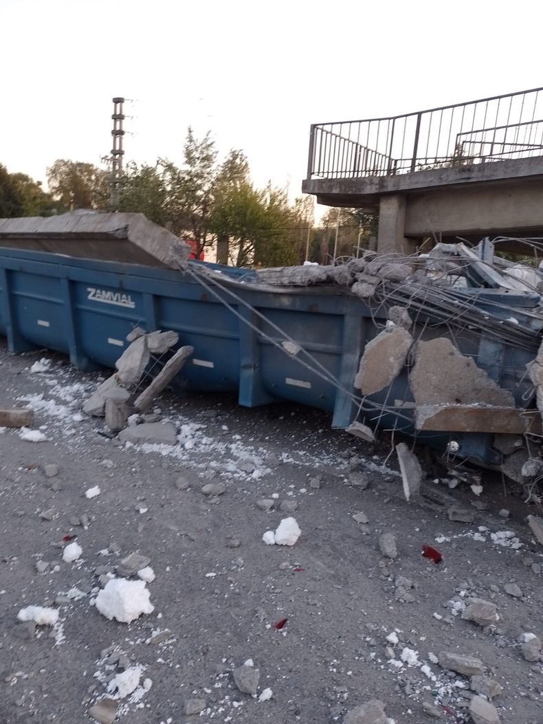 Un camión derribó un puente peatonal en Fátima.