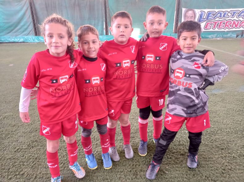 UNIDOS. La 2016 del Rojo festej&oacute; un triunfazo en San Justo.