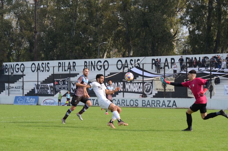 POR LA PELOTA. Lucas Álvarez anticipa a Enzo Ritacco. Peal Pilar buscó pero no pudo vulnerar al arquero de Atlas.
