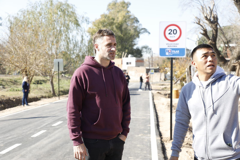 NUEVO ASFALTO. Federico Ach&aacute;val, durante la recorrida de este s&aacute;bado.