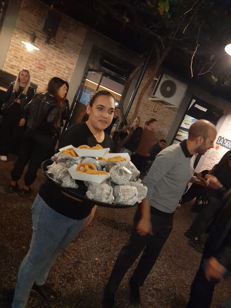 CARGADA. Vanina, encargada del local de La Birra Bar, en plena tarea.&nbsp;