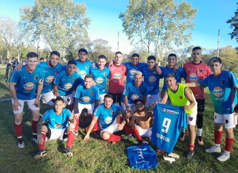 FELICIDAD. Los jugadores de Derqui sonr&iacute;en tras la victoria que los sostiene como l&iacute;deres de la Permanencia A.