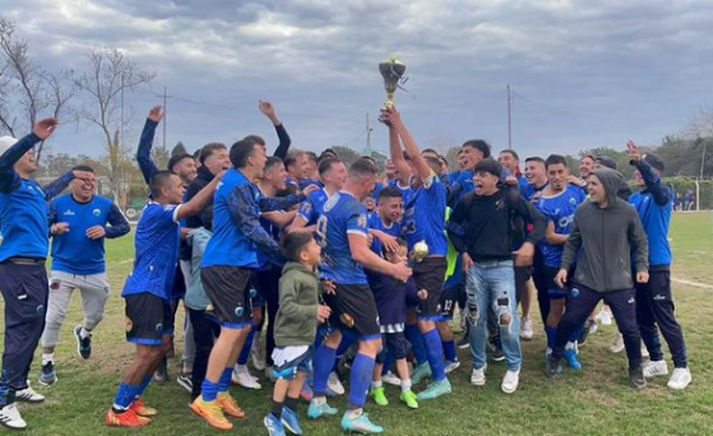 Los jugadores de Jos&eacute; C. Paz levantan la copa tras ganar la Zona Permanencia A.