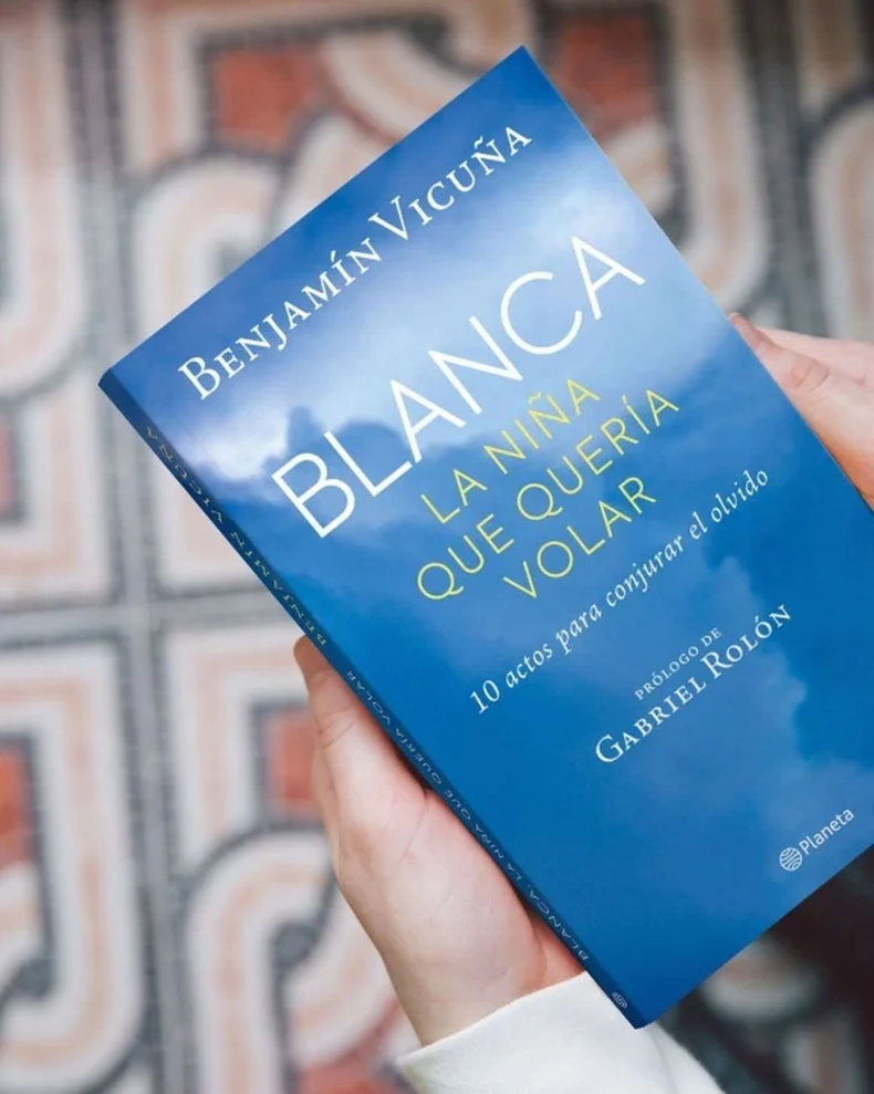 Benjam&iacute;n Vicu&ntilde;a present&oacute; su libro "Blanca, la ni&ntilde;a que quer&iacute;a volar" y en sus p&aacute;ginas hay extensas palabras que Pampita escribi&oacute; sobre el tema.