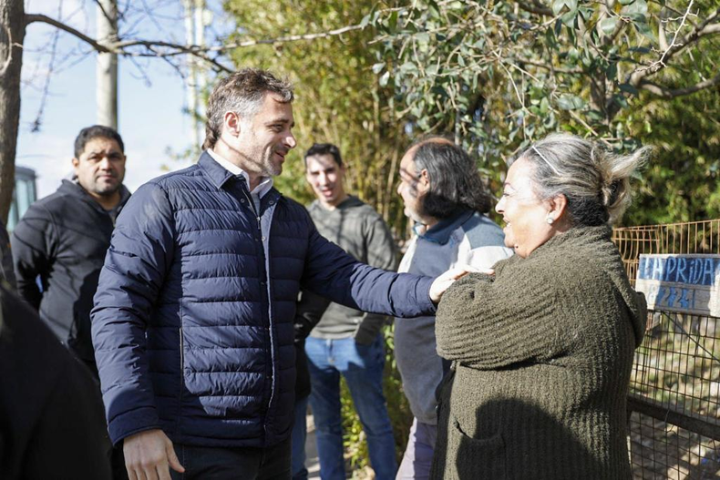 CAMINATA. Federico Ach&aacute;val charl&oacute; con los vecinos de Del Viso.&nbsp;