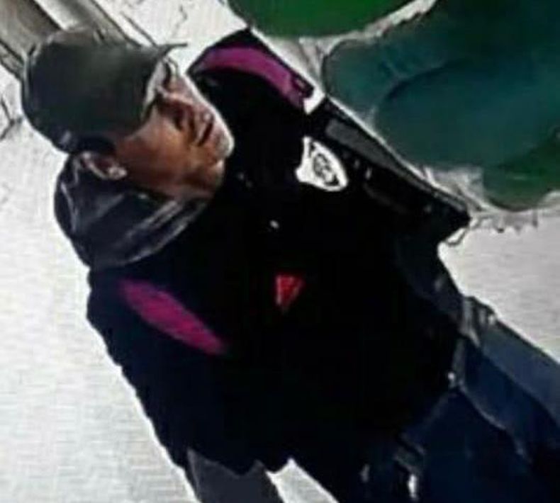 Luego de cometer el robo en un negocio de calzado, el ladr&oacute;n escap&oacute; caminando con la mercader&iacute;a.