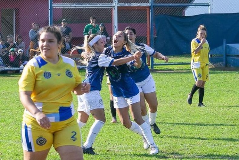 DESAHOGO. Dos compañeras vienen a festejar con Aldana Juárez (bincha) el gol de Somra.