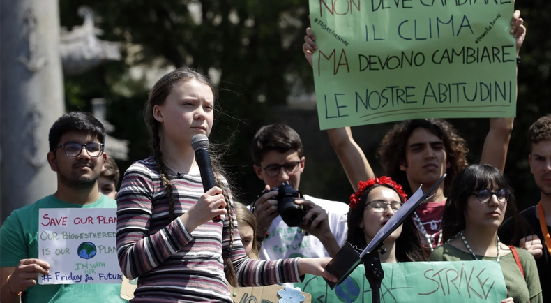 Greta Thunberg es una activista medioambiental y ambientalista sueca, centrada en los riesgos planteados por el calentamiento global y es emblema de los j&oacute;venes que luchan contra la crisis clim&aacute;tica