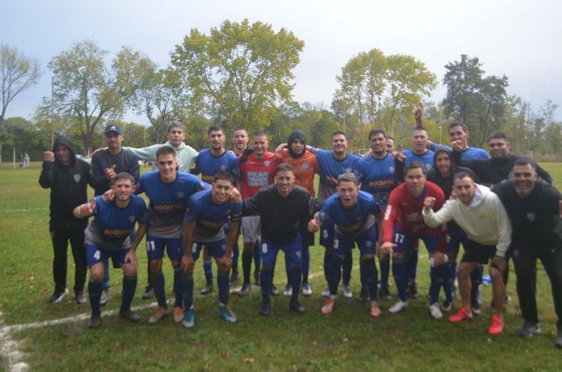 FESTEJO. Los jugadores de San Alejo celebran la victoria en Derqui.