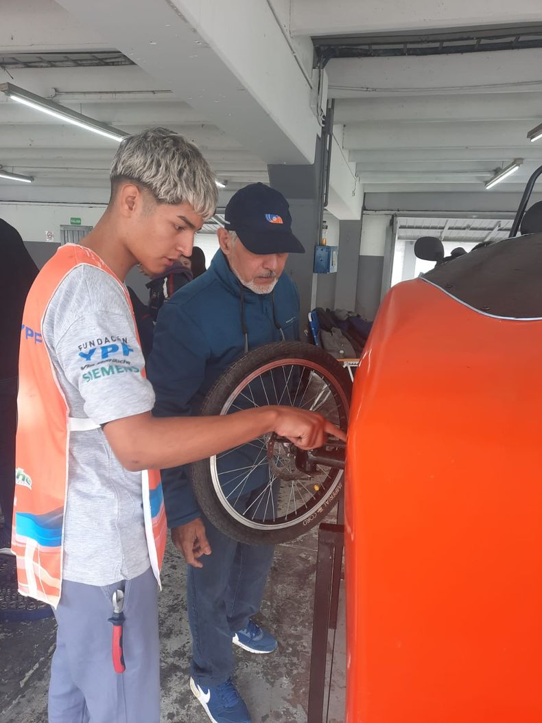 Los alumnos de Derqui ya est&aacute;n en el Desaf&iacute;o Eco YPF.