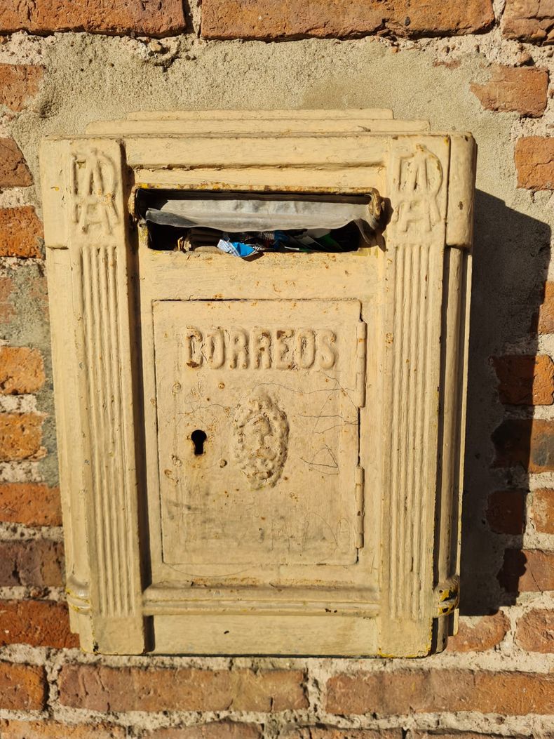BUZÓN. Está empotrado en la pared, sobre la calle Rivadavia.