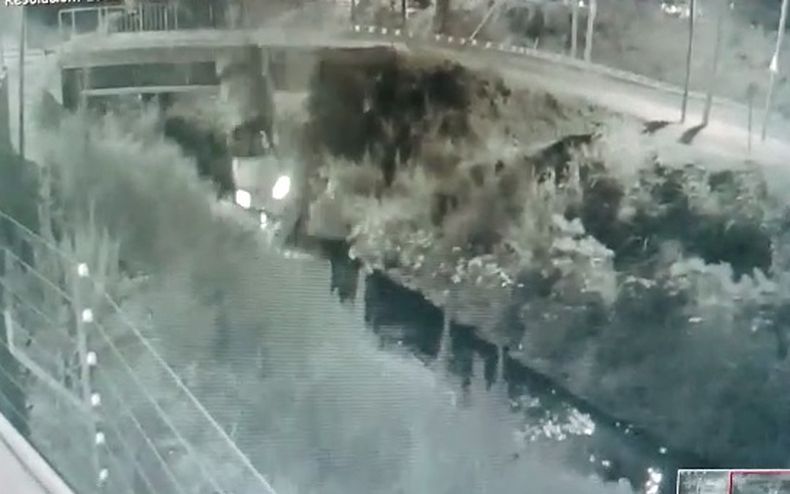 Las cámaras de seguridad registraron el momento en el que el auto cae al arroyo Pinazo. 