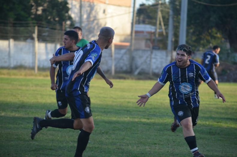 FELICIDAD. Braian Araujo festeja su gol con Nahuel Ben&iacute;tez para La Nueva.
