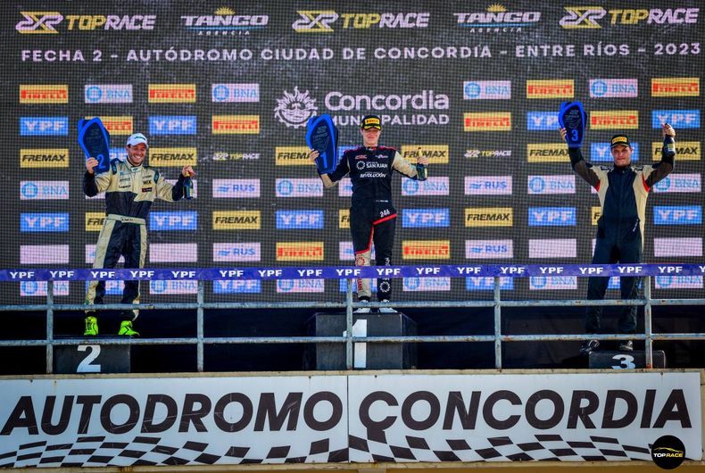 TERCERO. Ciocci en el podio del TR Junior junto a Joseph y el vencedor Roca.
