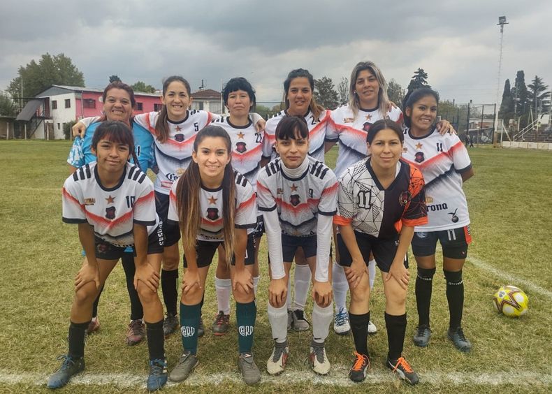 La formaci&oacute;n de Las Caprichosas que super&oacute; a Argentinos de Del Viso.