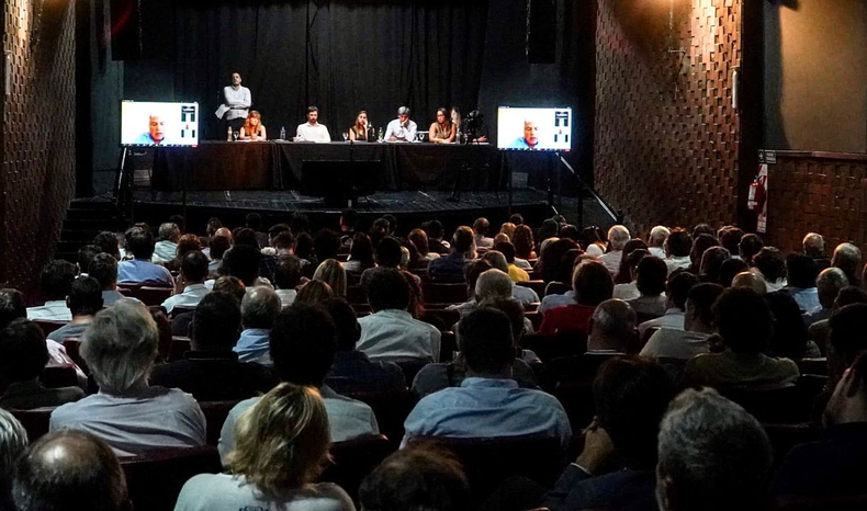 ORDENAMIENTO URBANO. La sala del teatro, casi a tope para la audiencia pública.